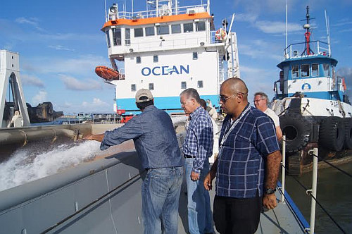 El Director General de API Dos Bocas Miguel Ángel Servín Hernández supervisa los trabajos de dragado