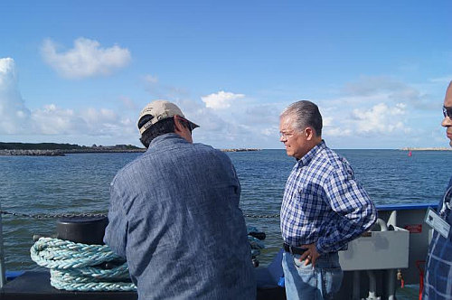 El Director General de API Dos Bocas Miguel Ángel Servín Hernández supervisa los trabajos de dragado