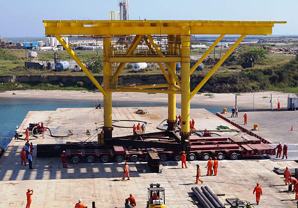 PEMEX realiza exitosa maniobra de embarque de pieza sobredimensionada en el puerto de Dos Bocas