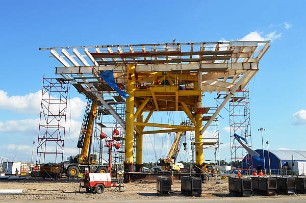 PEMEX realiza exitosa maniobra de embarque de pieza sobredimensionada en el puerto de Dos Bocas