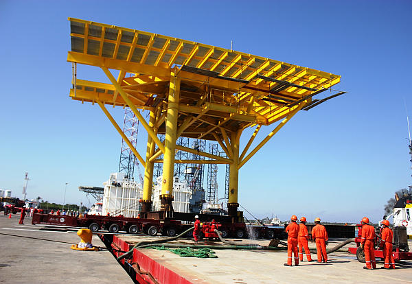 PEMEX realiza exitosa maniobra de embarque de pieza sobredimensionada en el puerto de Dos Bocas