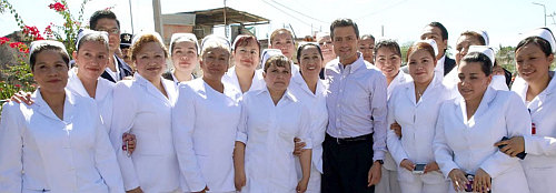 Festeja el Presidente de la República Enrique Peña Nieto
 a las enfermeras en su día