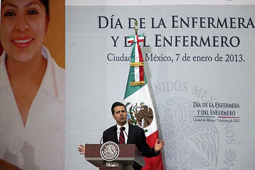 Festeja el Presidente de la República Enrique Peña Nieto
 a las enfermeras en su día