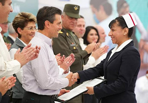 Festeja el Presidente de la República Enrique Peña Nieto
 a las enfermeras en su día