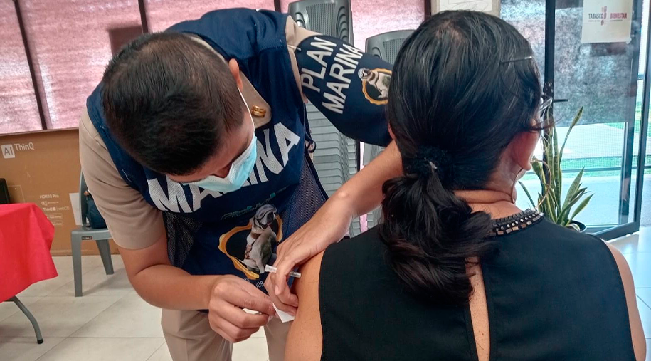 Marina en coordinación con la Secretaría de Salud implementaron brigadas de vacunación contra el sarampión, en Tabasco.